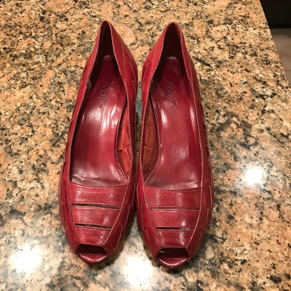 1 pair of Nine West shoes
